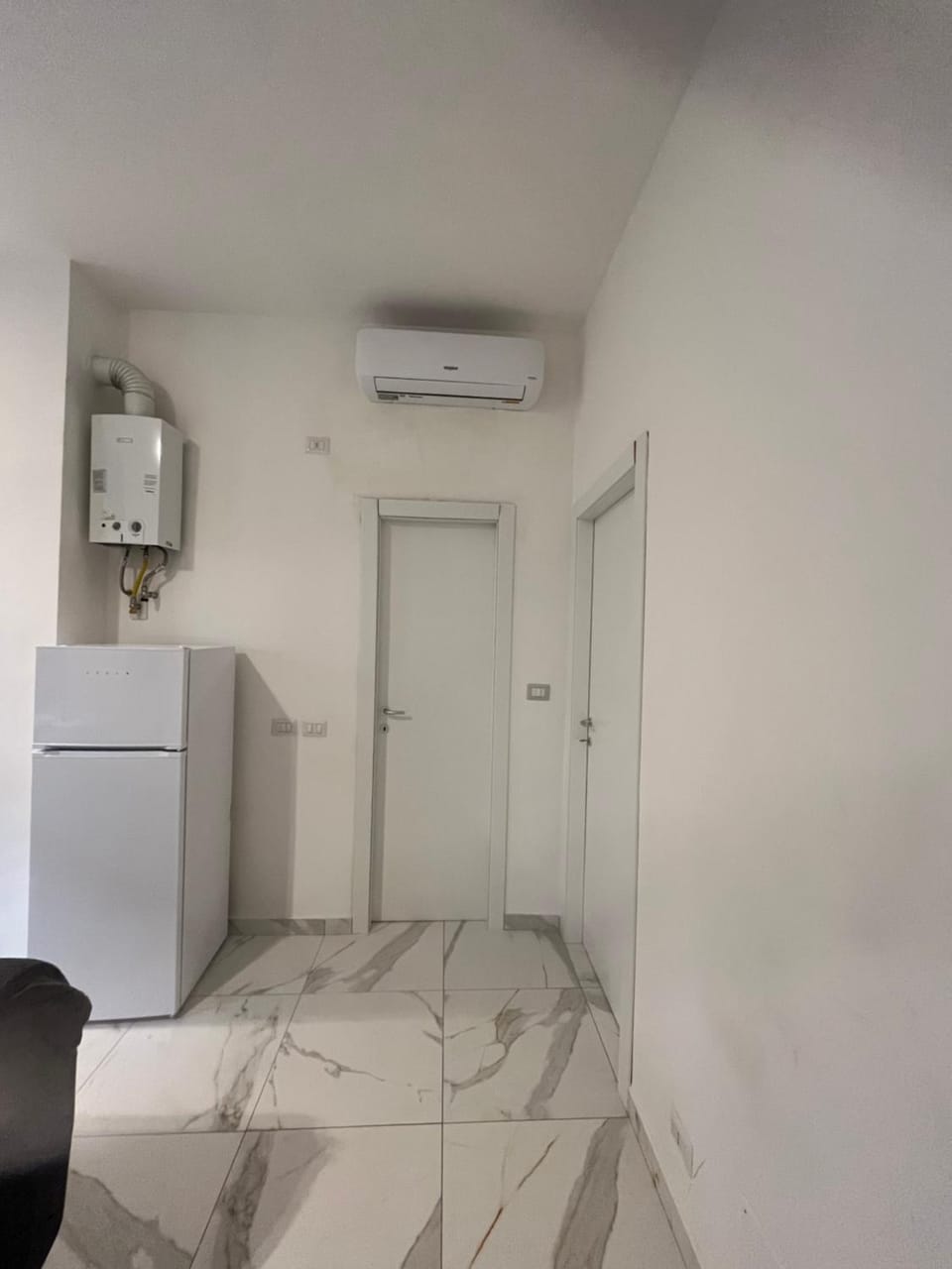 Kitchen or kitchenette, air conditioner