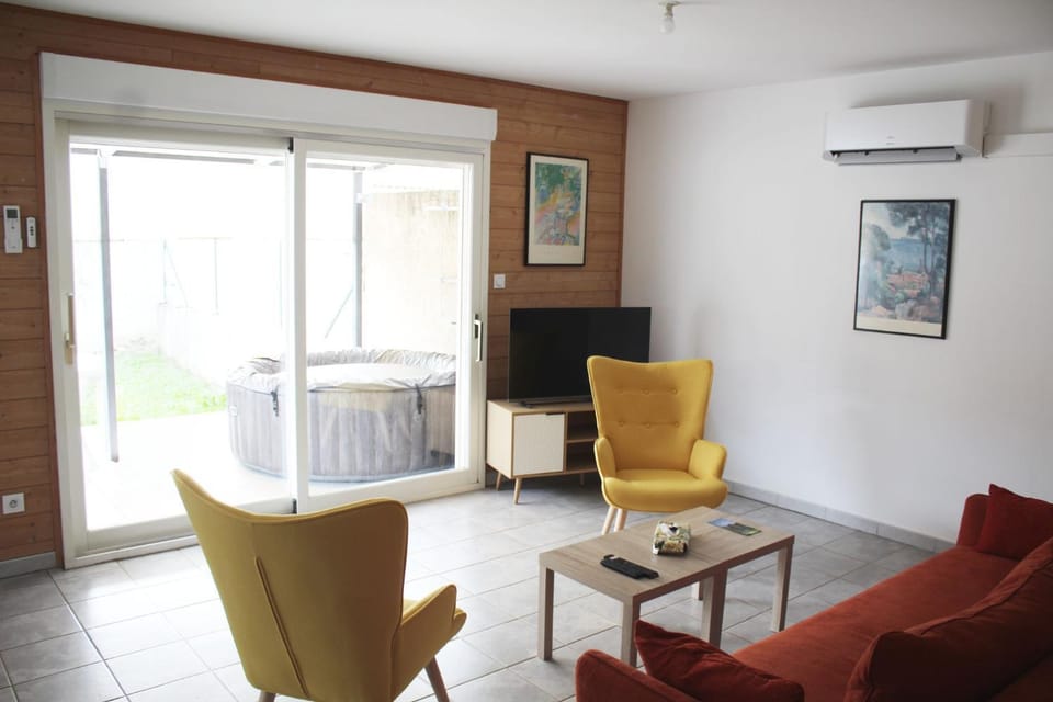 Communal lounge/ TV room, Living room, air conditioner
