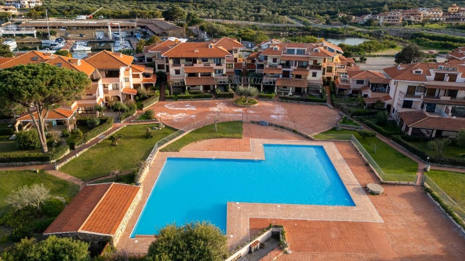 Property building, Day, Neighbourhood, Natural landscape, Bird's eye view, City view, Pool view, Street view, Swimming pool, Location, sunbed