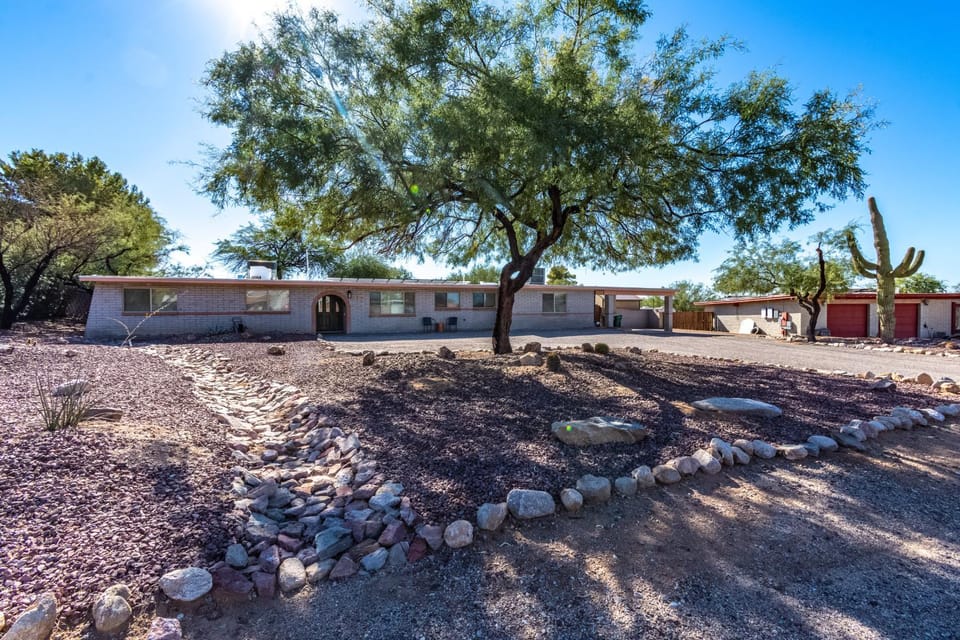 Desert Oasis House in Casas Adobes