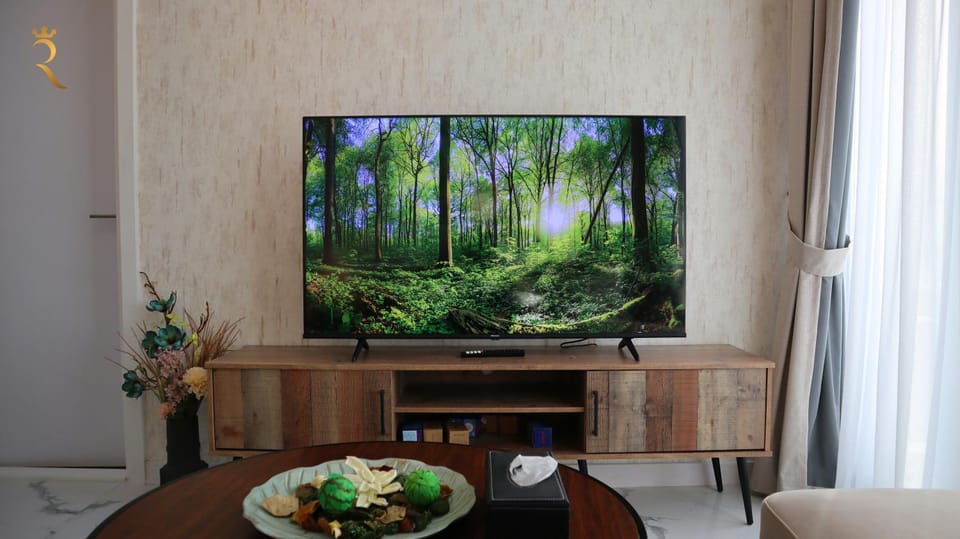 Communal lounge/ TV room, Natural landscape, TV and multimedia, Food and drinks, Evening entertainment, Food