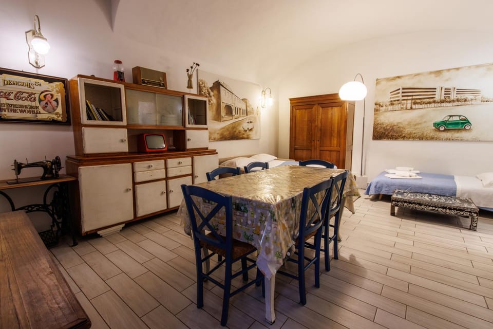 Bed, Living room, Decorative detail, Dining area, furniture