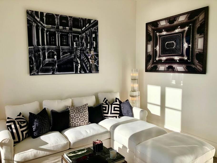 Living room, Lounge or bar, Decorative detail, Seating area