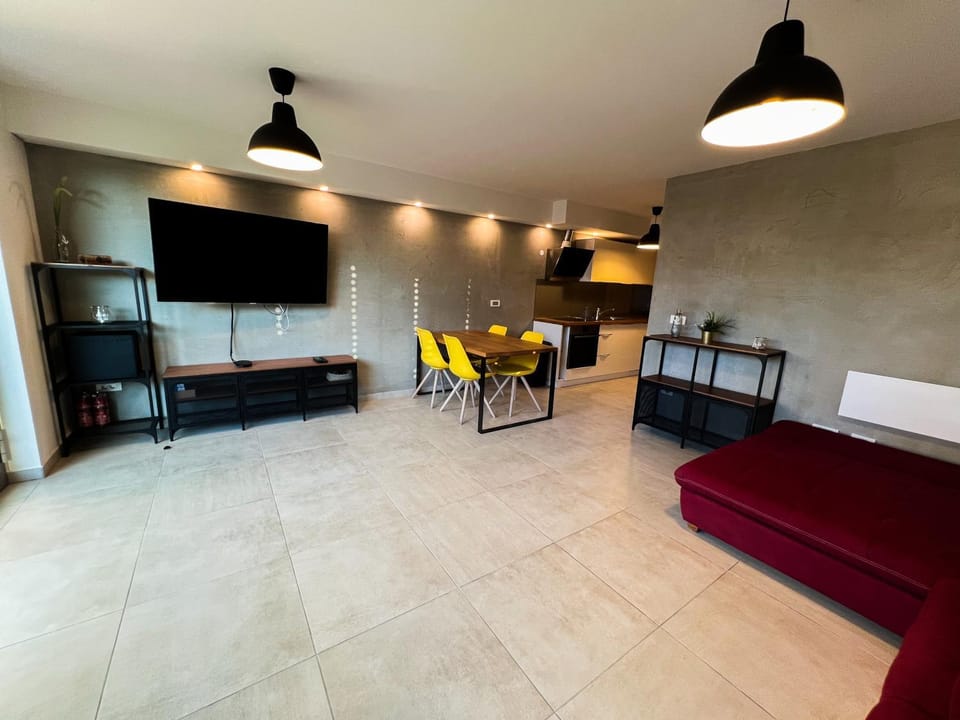 Communal lounge/ TV room, TV and multimedia, Living room, Seating area, Dining area