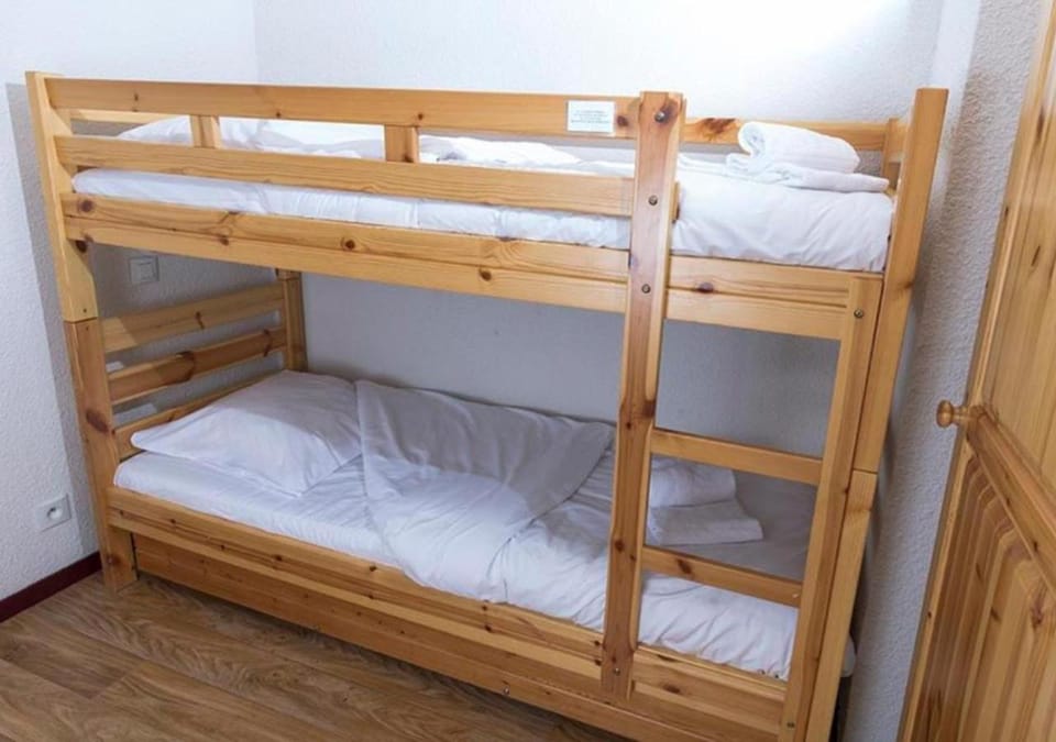 Bedroom, bunk bed