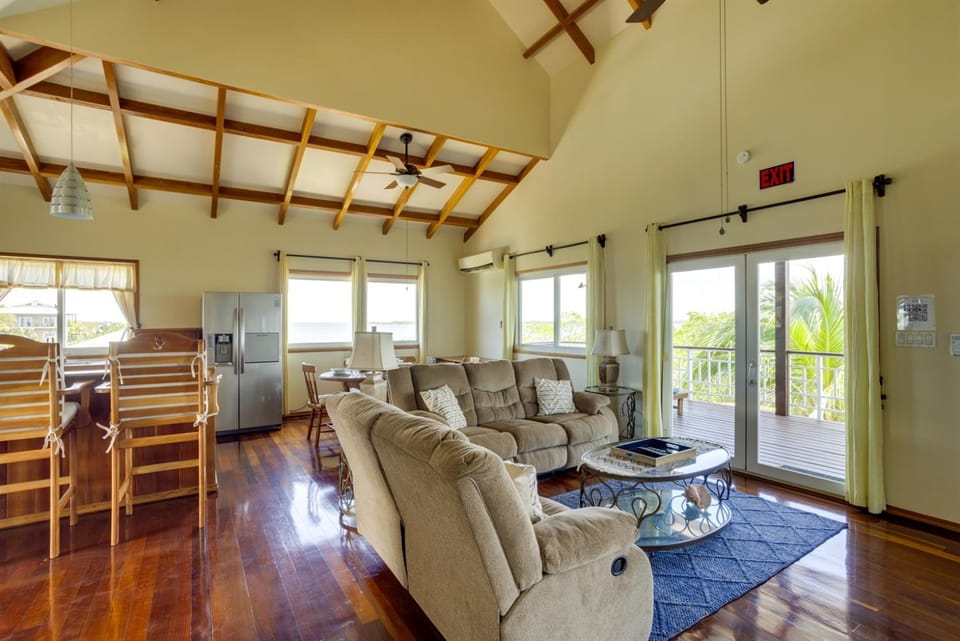 Exclusive 4BR Villa on Placencia Lagoon w Pool House in Stann Creek District