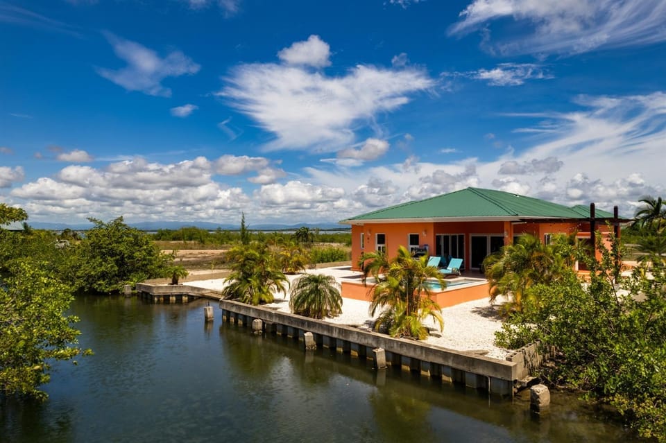 Modern Home with Private Plunge Pool in Placencia Villa in Stann Creek District
