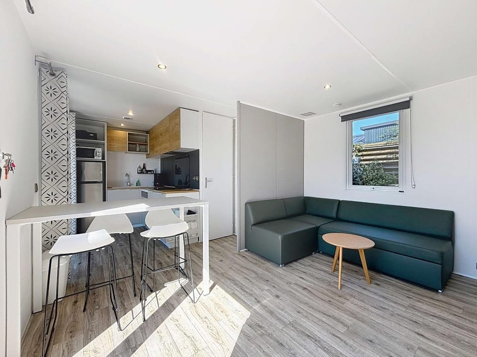 Mobil-home 4* Grand Confort, 200m plage, piscine, fitness, parking, ménage inclus, Wi-Fi gratuit - FR-1-361A-75 House in Jullouville
