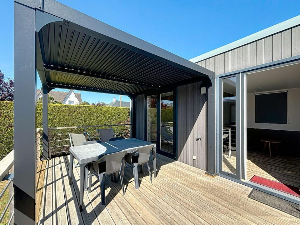 Mobil-home 4* Grand Confort, 200m plage, piscine, fitness, parking, ménage inclus, Wi-Fi gratuit - FR-1-361A-75 House in Jullouville