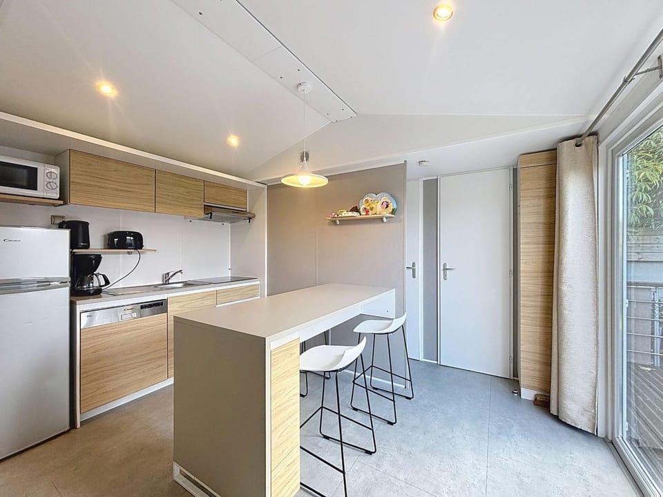 Mobil-home Confort 2 chambres, Piscine chauffée, 200 m de la plage, Parking et Wi-Fi inclus - FR-1-361A-77 House in Jullouville