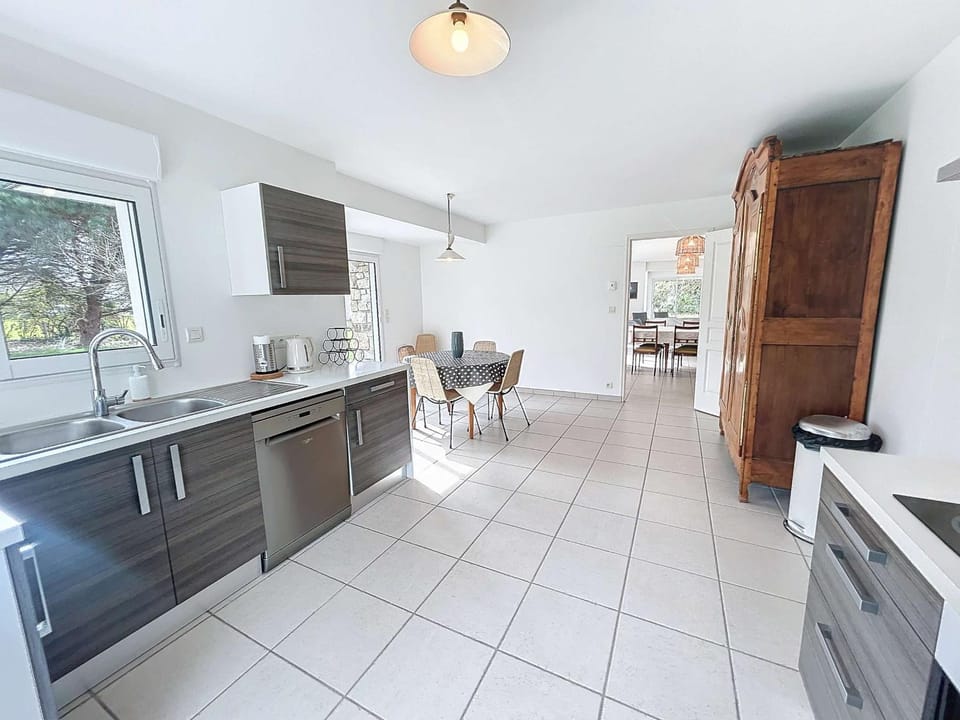 Grande maison près plage Carolles, 5 chambres, jardin, parking, wifi gratuit – 10 pers. - FR-1-361-537 House in Jullouville