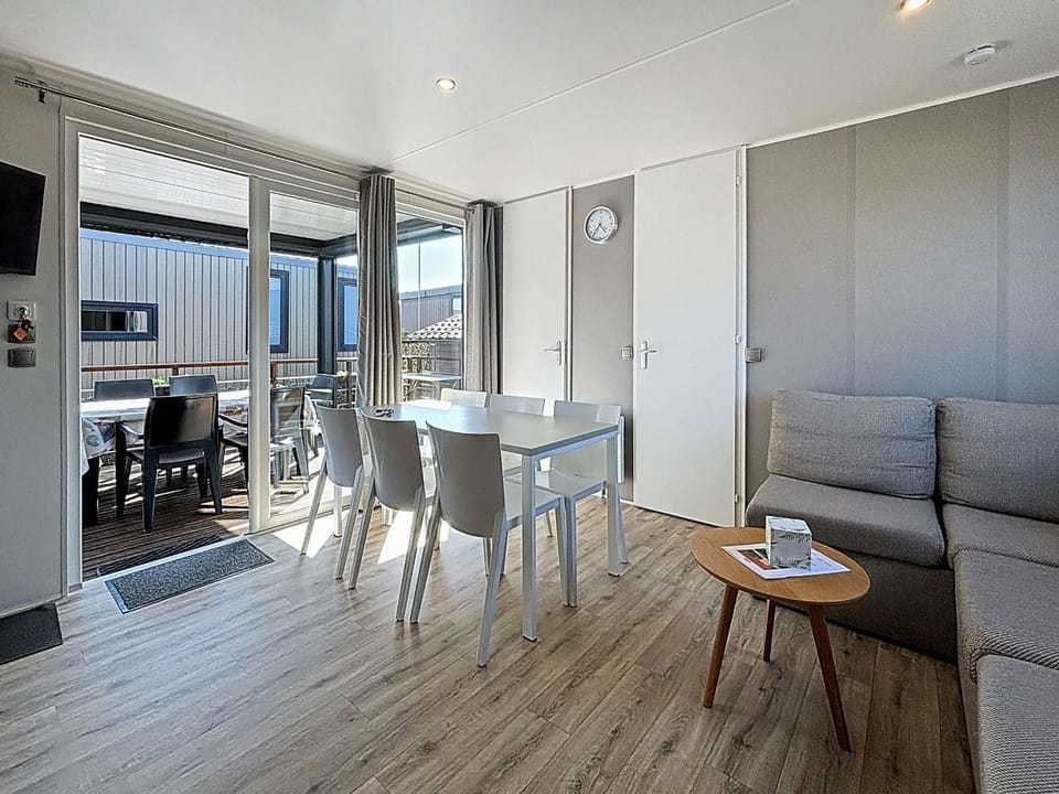 Mobil-home confort 3 ch, piscine chauffée, 200m plage, parking, WiFi, animaux admis - FR-1-361A-72 House in Jullouville