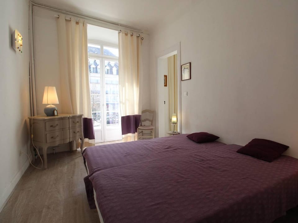 T2 Lumineux Centre Luchon, 4 Pers, Parking, Proche Thermes & Télécabine - FR-1-313-230 Cabin in Catalonia