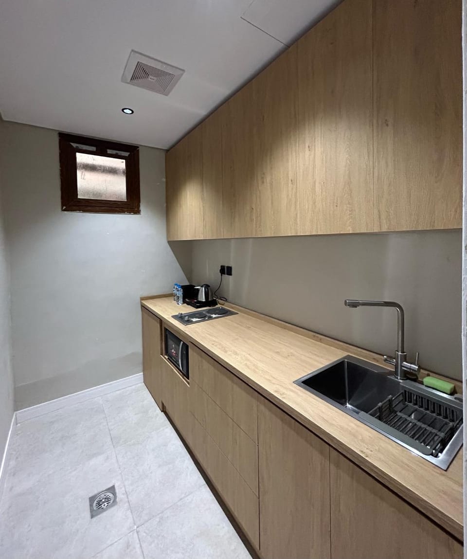 Kitchen or kitchenette, minibar, stove
