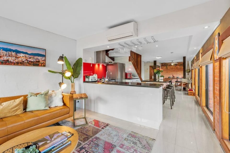Iconic Warehouse Apartment~CBDEdge~2Bed/2Bath/1Car Apartment in Brisbane City