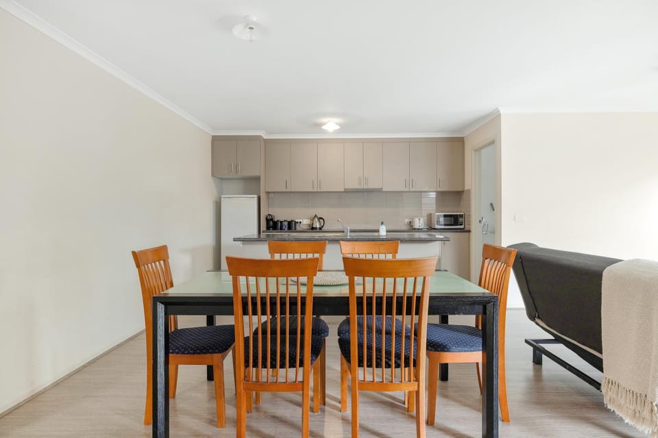 Kitchen or kitchenette, Seating area, Dining area, minibar, pet friendly, stove