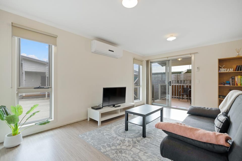 Communal lounge/ TV room, TV and multimedia, Living room, Seating area, Evening entertainment, air conditioner