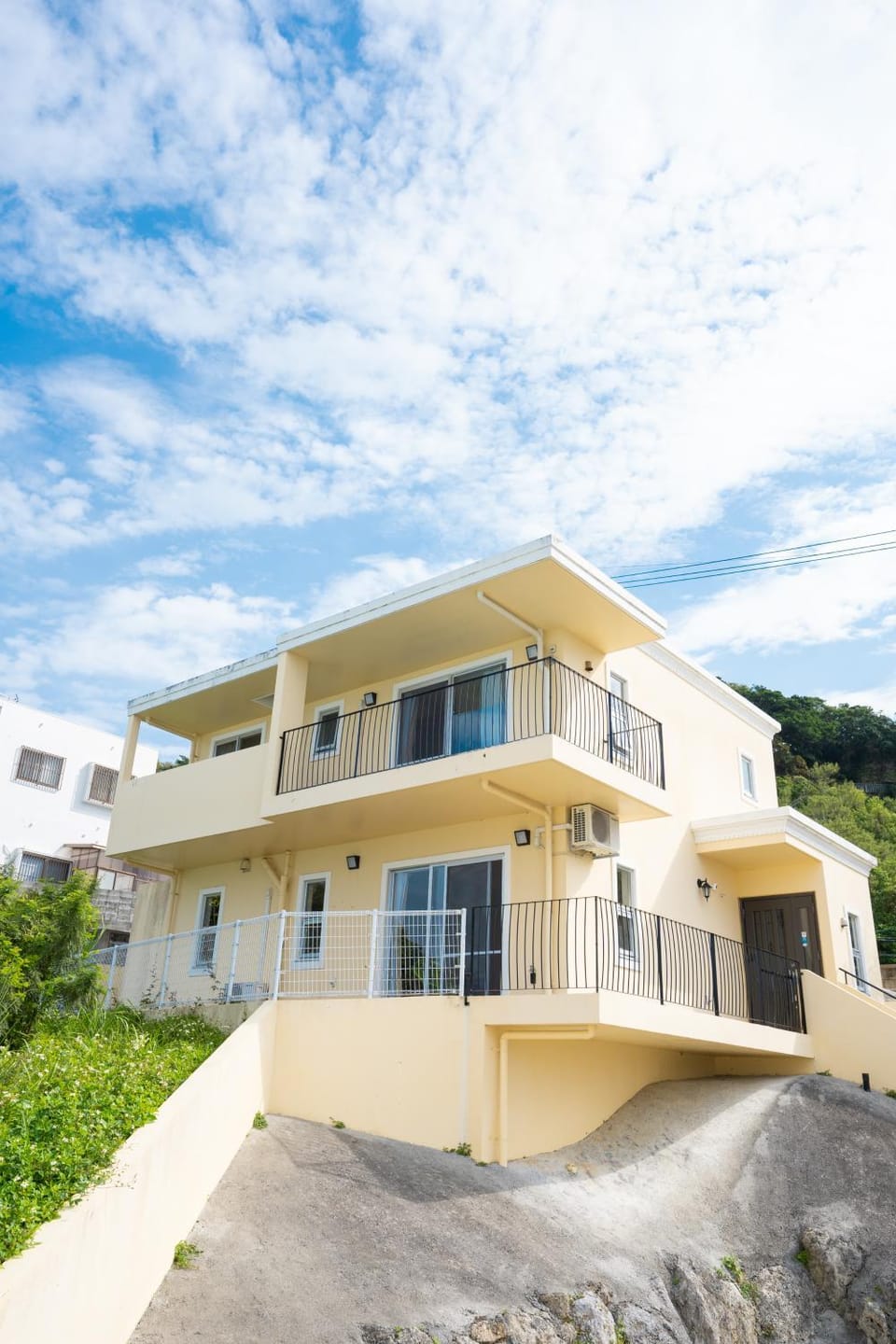 Property building, Day, Balcony/Terrace