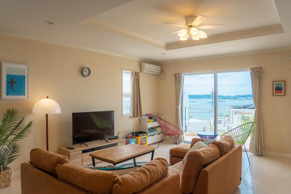 Communal lounge/ TV room, Natural landscape, TV and multimedia, Living room, Seating area, Dining area, Sea view, fireplace, air conditioner