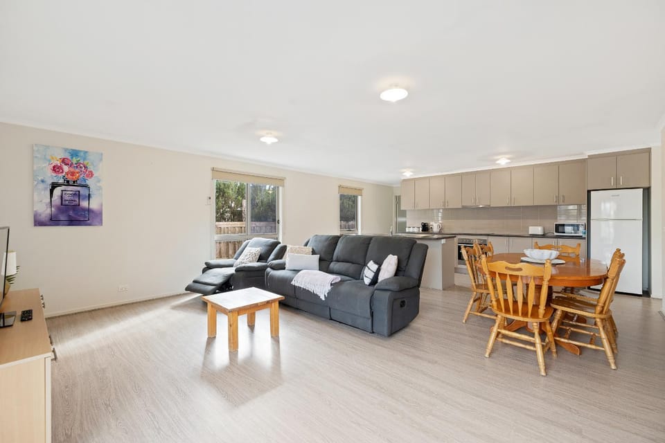 Kitchen or kitchenette, Living room, Seating area, Dining area, minibar, pet friendly, stove, toaster