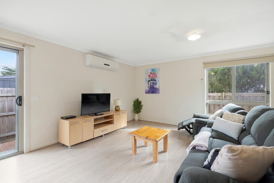 Communal lounge/ TV room, TV and multimedia, Living room, Seating area, Evening entertainment, air conditioner