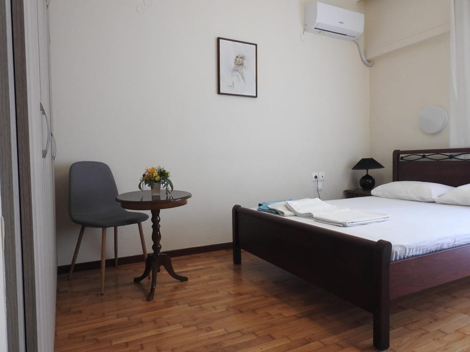 Bed, Photo of the whole room, Seating area, Bedroom, air conditioner