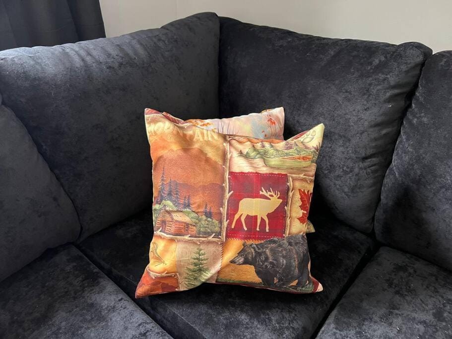 Lovely Muskoka Waterfront Cottage-Hot tub & Sauna! Chalet in Bracebridge