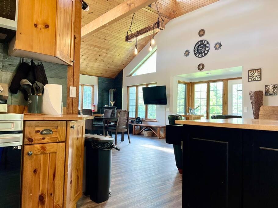 Lovely Muskoka Waterfront Cottage-Hot tub & Sauna! Chalet in Bracebridge