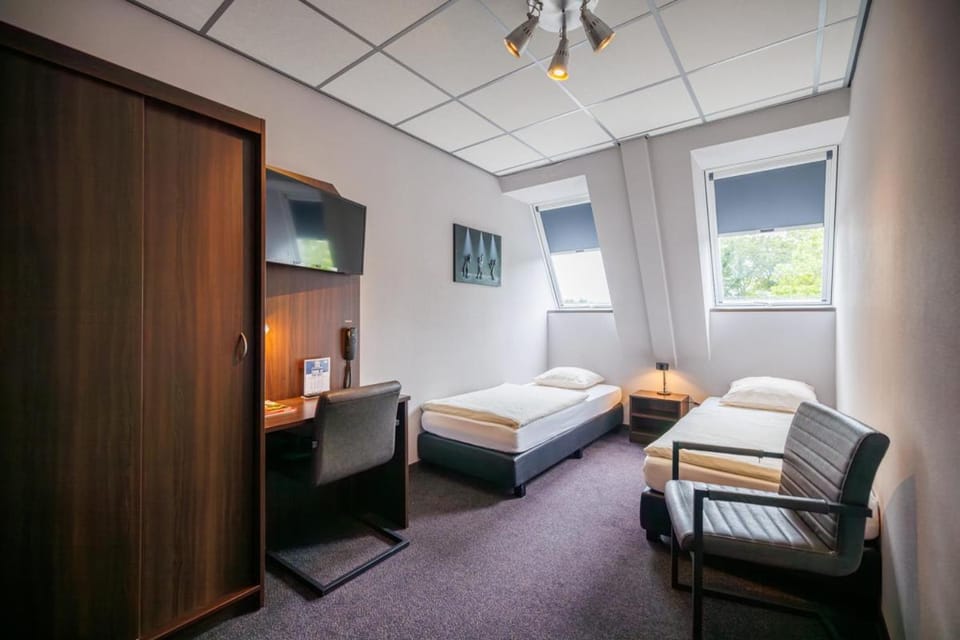 Bed, TV and multimedia, Photo of the whole room, Bedroom, wardrobe