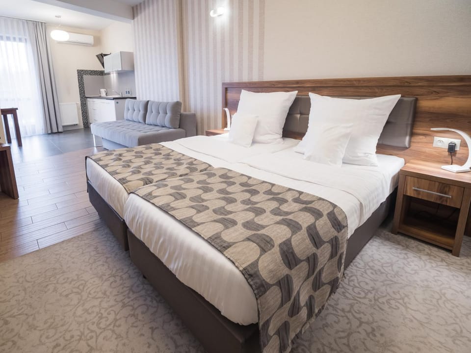 Bed, Photo of the whole room, Seating area, Bedroom