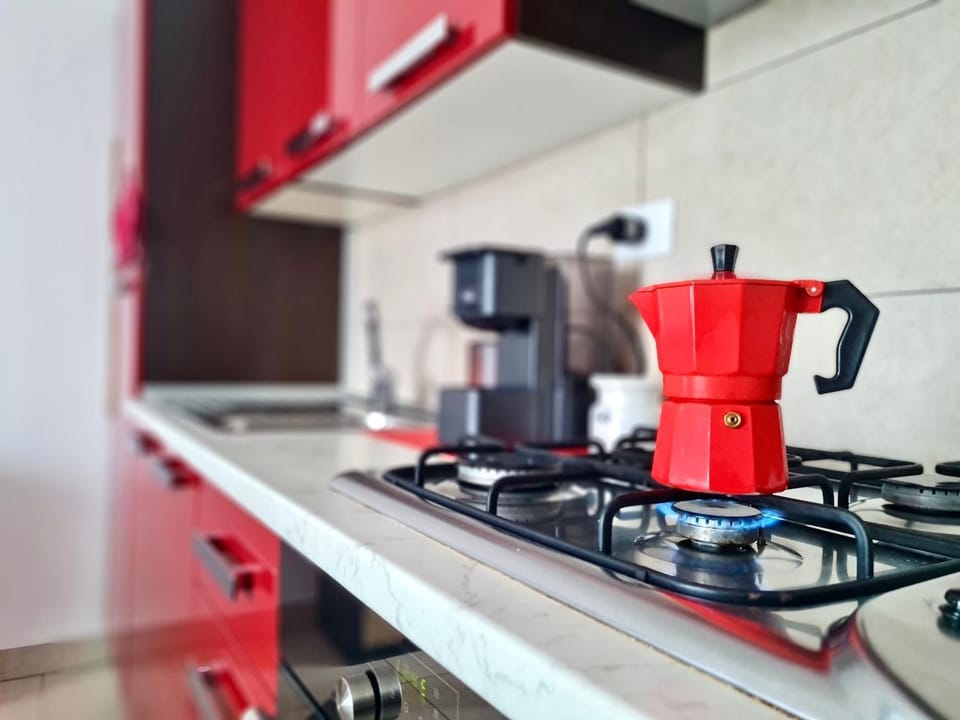 Coffee/tea facilities, Kitchen or kitchenette, stove