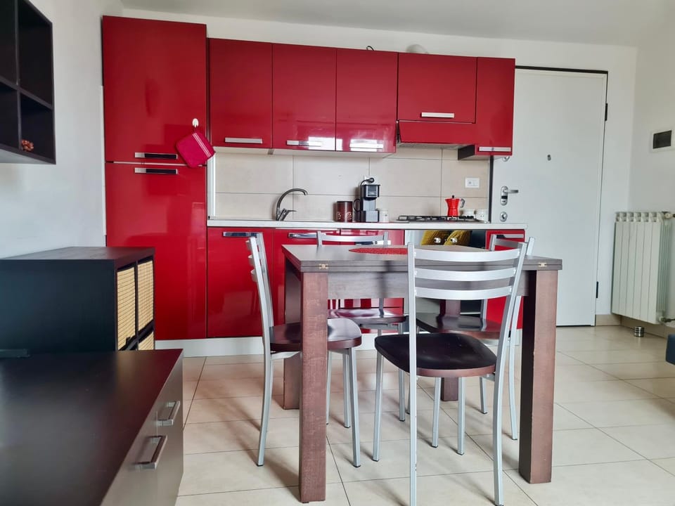 Kitchen or kitchenette, Dining area, pet friendly