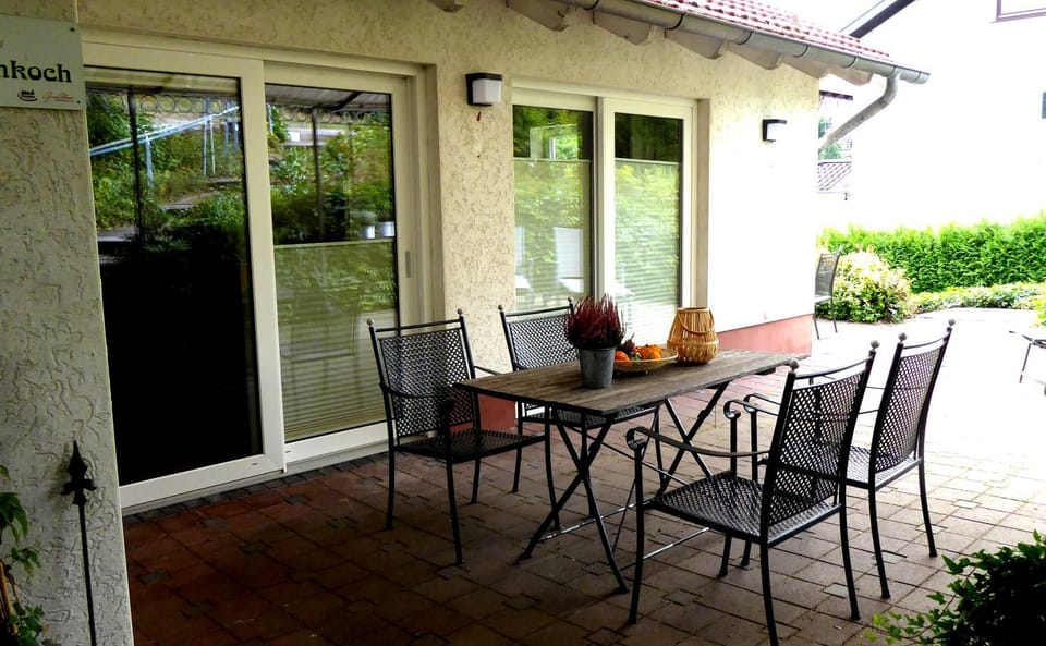 Property building, Garden, Balcony/Terrace, Dining area, Garden view