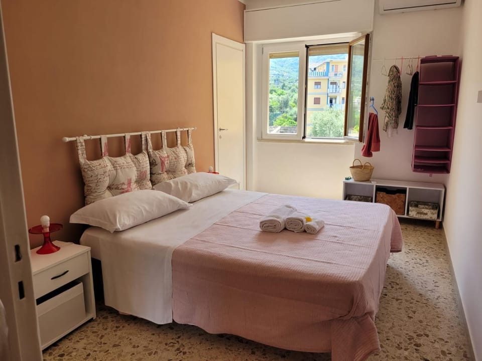 Bedroom, Mountain view