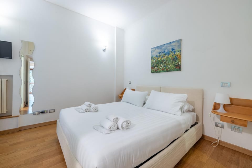 Bed, TV and multimedia, Photo of the whole room, Bedroom, towels
