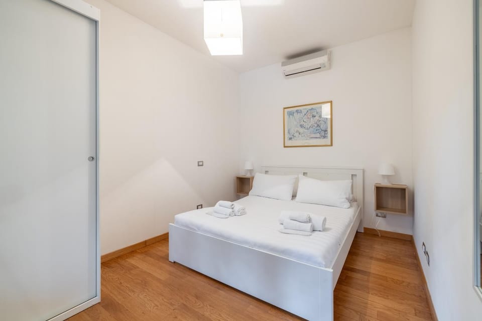 Bed, Photo of the whole room, Bedroom, towels, air conditioner