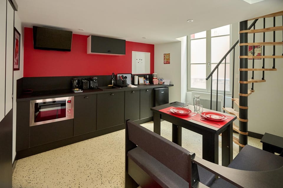 Coffee/tea facilities, Kitchen or kitchenette, Dining area, minibar, oven, pet friendly, stove, toaster