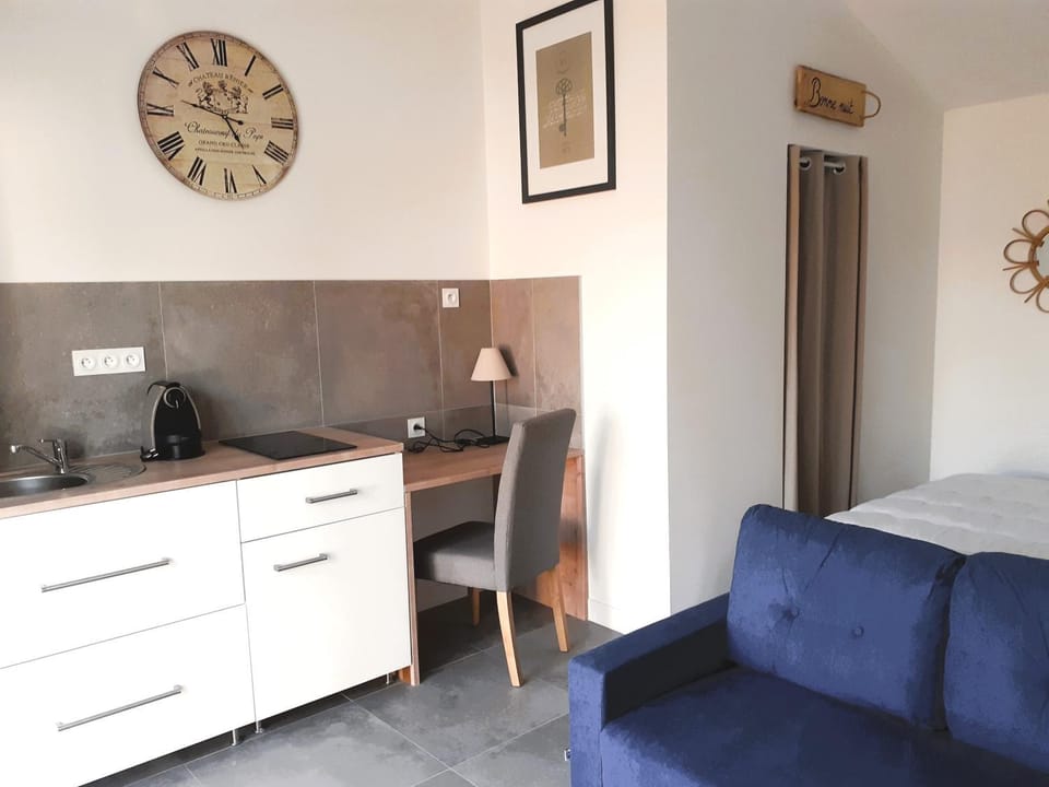 Kitchen or kitchenette, Seating area