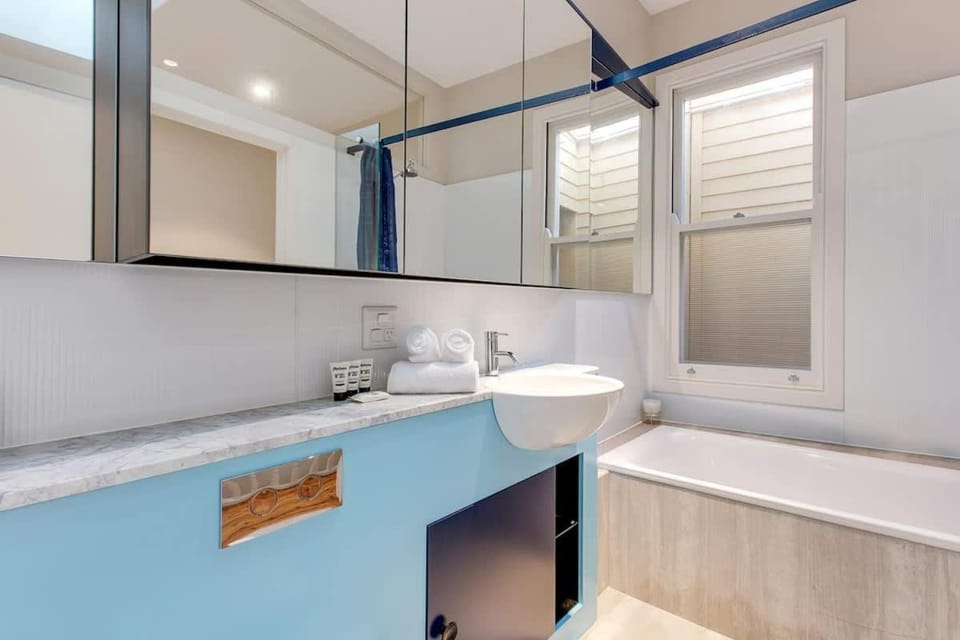 2 mins walking to harbour bridge House in Sydney