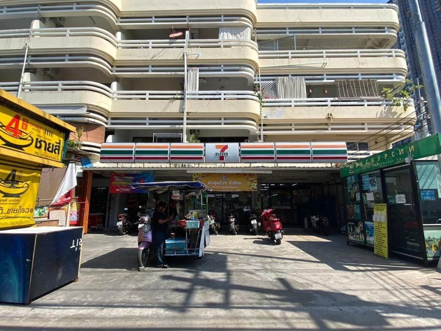 1-Step Beach & 711! Huge Condo next to Copacabana Apartment in Pattaya City