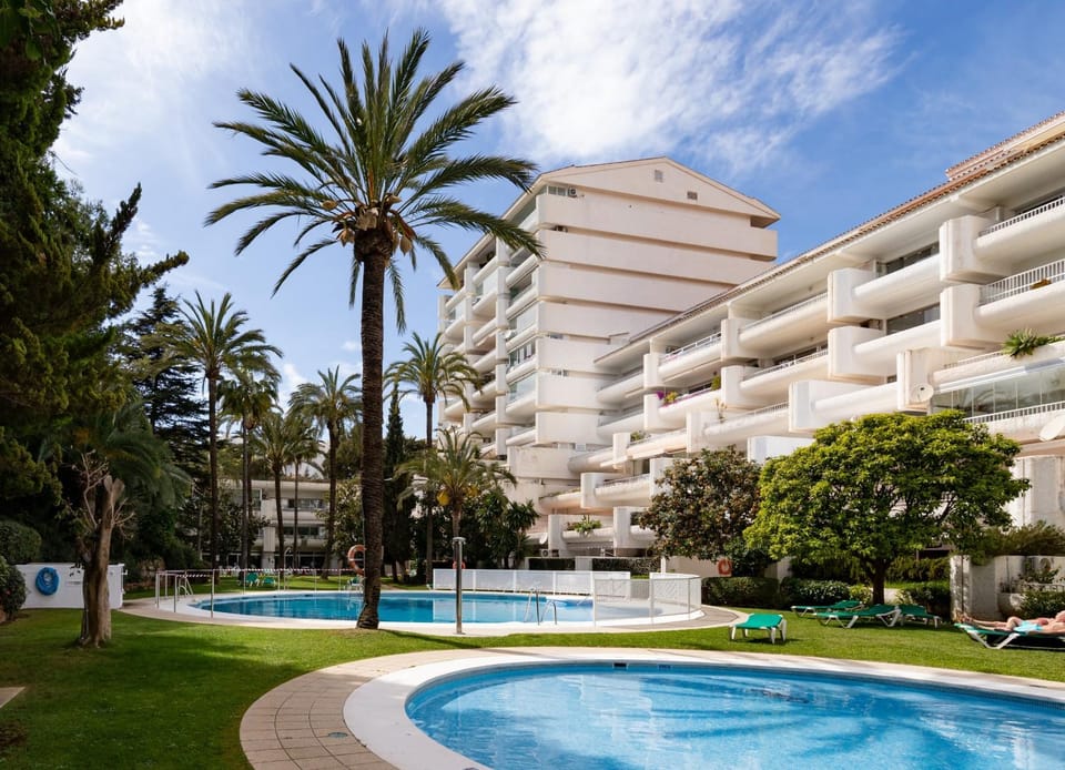 Property building, Garden, Garden view, Pool view, Swimming pool, sunbed