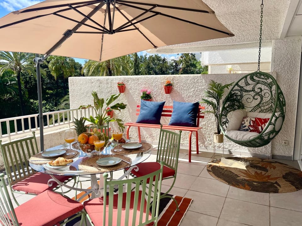 Day, Food and drinks, Dining area, Garden view