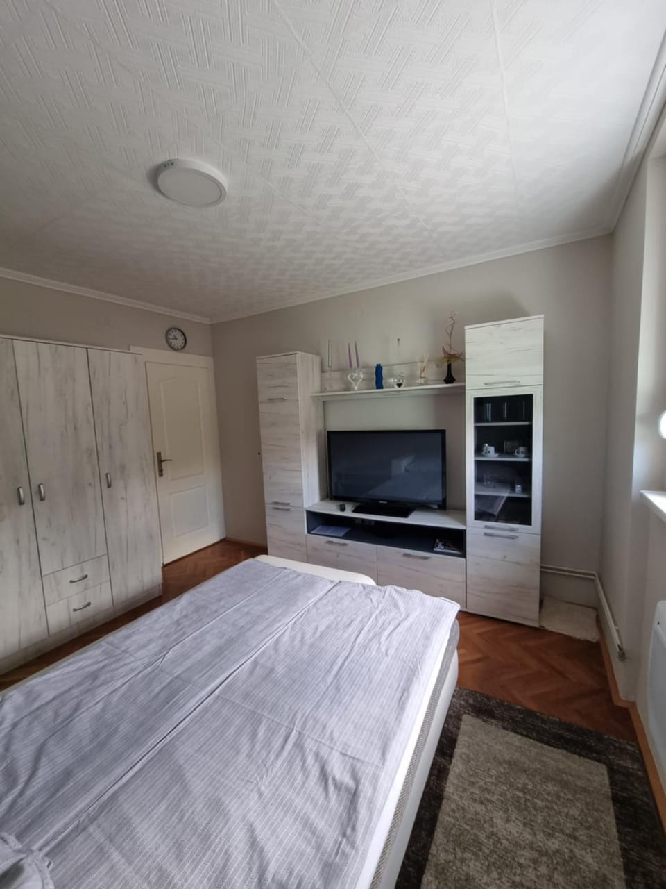 Bed, TV and multimedia, Bedroom, wardrobe