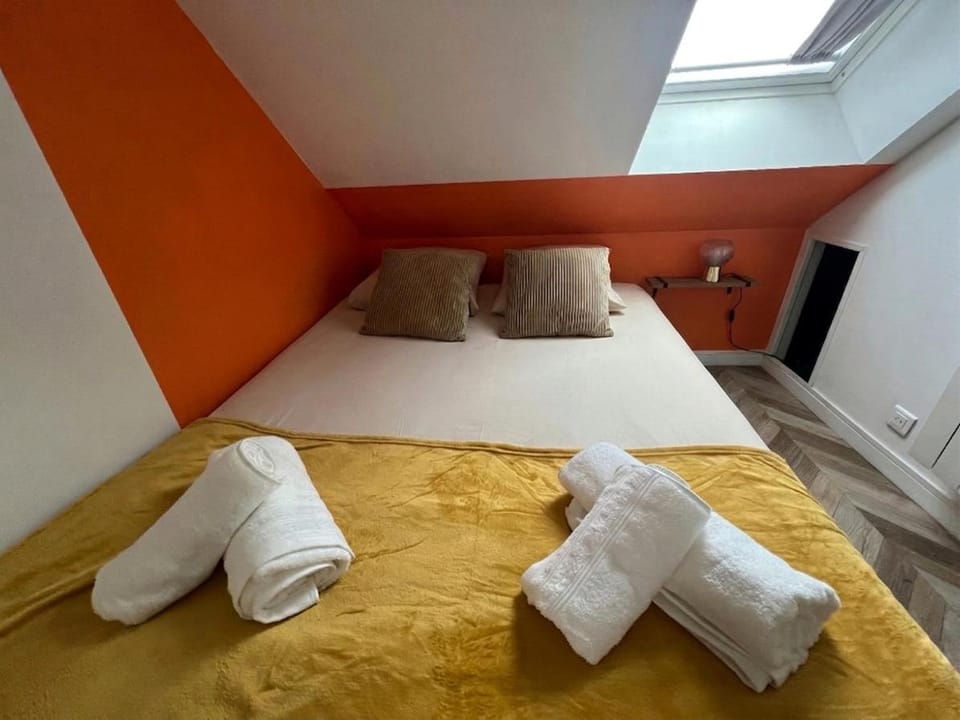 Bed, Bedroom, towels