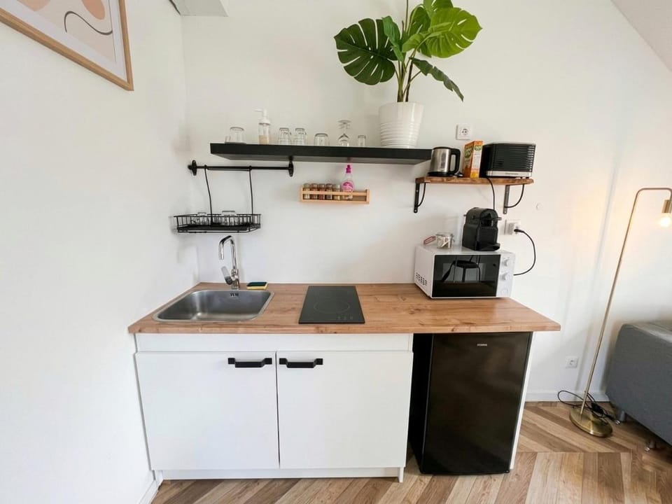 Coffee/tea facilities, Kitchen or kitchenette, stove, toaster