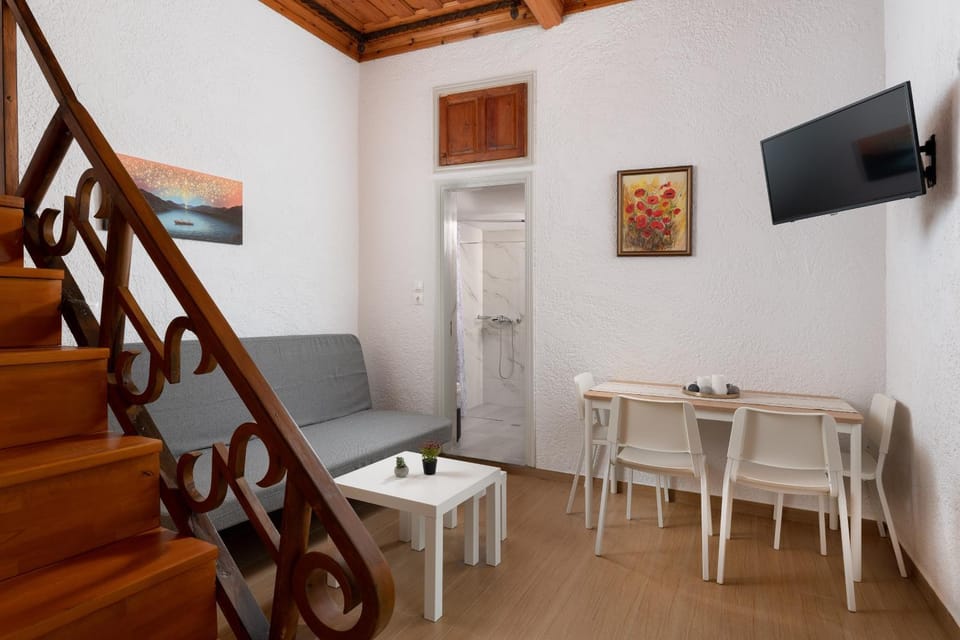 TV and multimedia, Seating area, Dining area