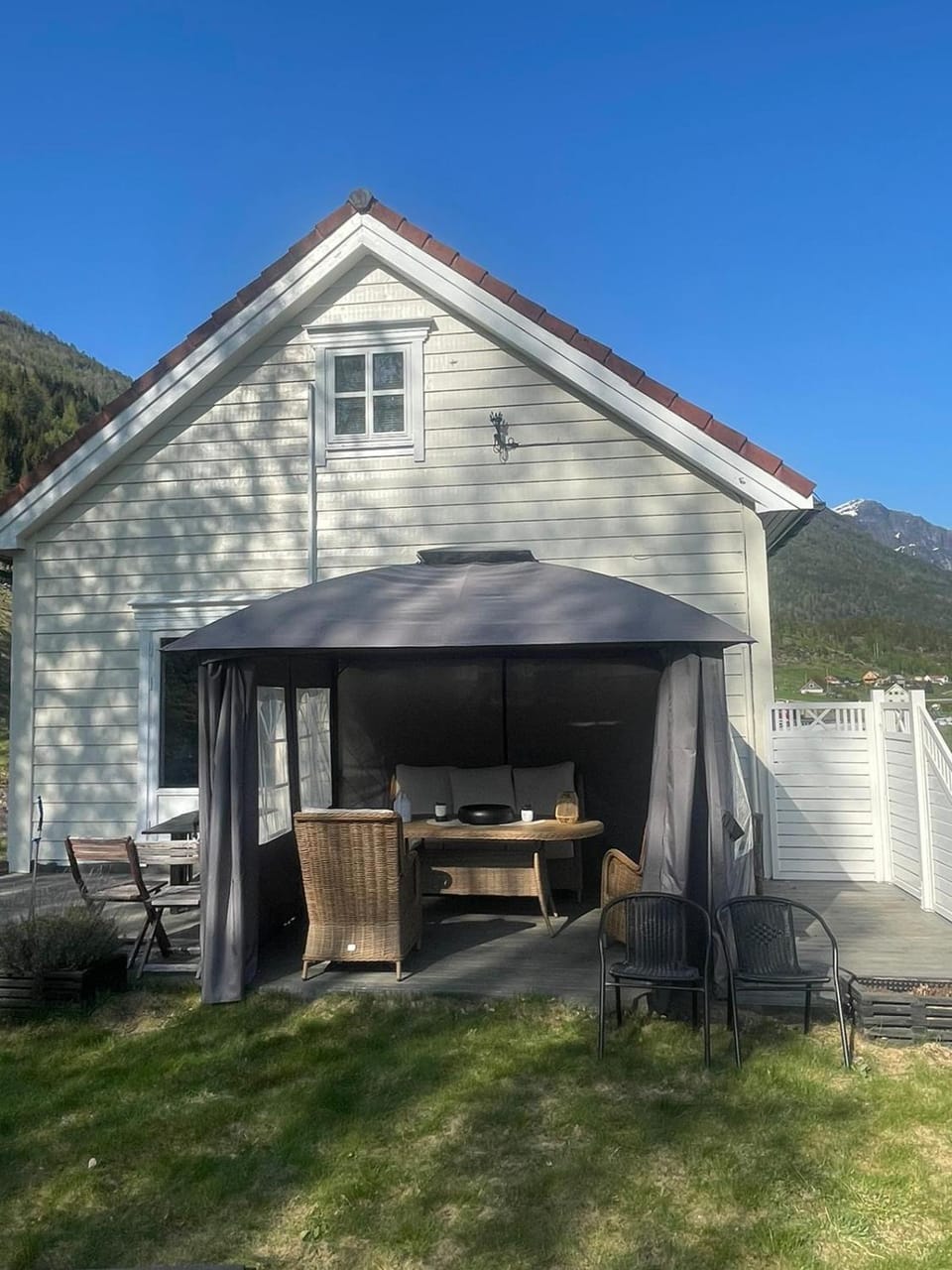Property building, Patio, Day, Natural landscape, Balcony/Terrace, Dining area, Mountain view