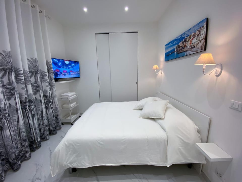 Bed, TV and multimedia, Photo of the whole room, Bedroom