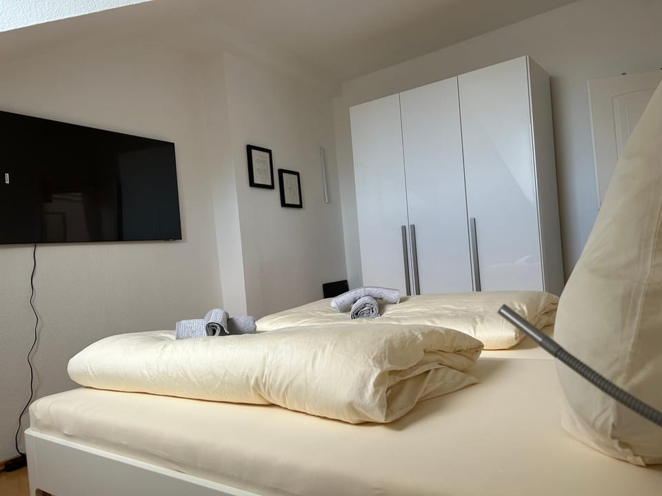 Bed, TV and multimedia, Bedroom, towels