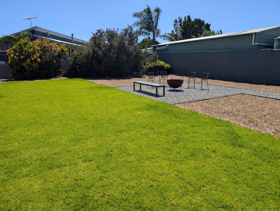 Banksia Lakeview Retreat House in Clayton Bay